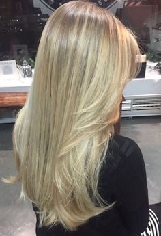 Blonde Highlights On Blonde Hair Layers, Layered Hair Blonde Highlights, Dream Hair Blonde, Blond Layered Hair, Blonde Hair Layers, Buttery Blonde Hair, Healthy Blonde Hair, Yellow Blonde Hair