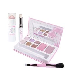 Look no further for the perfect kids birthday gift—Petite ’n Pretty has you covered with our kids makeup sets including kids makeup palettes, kids eyeshadows, and even more products she’ll love! Teen Makeup, Glitter Hair Spray, Makeup Gift Set, Makeup Packaging, Safe Kids, Clear Mascara, Shine Lip Gloss, Glitter Lip, Makeup Gift Sets