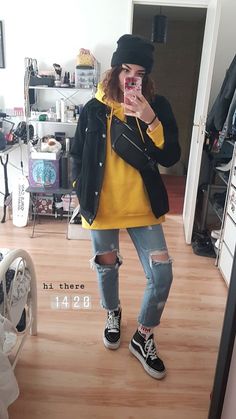 Yellow Tomboy Outfits, Skater Women Outfits, Winter Outfits Tomboy, Hightop Vans Outfit, Indie Scene Style, Outfit Escuela, Casual Boots Outfit, Casual Tomboy Outfits, Grunge Style Outfits