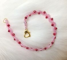 BRACELET ÉCLAT FRAISE Nouveau sans étiquette 7,0 pouces de longueur .25 pouces de large Je peux également faire une taille personnalisée sur demande. Perles de mode enfilées plus de deux fois pour créer de la durabilité. Beau fermoir coeur. SKU33 Sparkle Bracelet, Fashion Beads, Pink Strawberry, Fashion Minimalist, Bracelet Fashion, Glass Bracelet, Bead Stringing, Beautiful Heart, Bead Bracelet