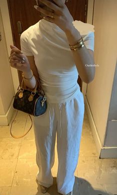 Outfits Summer Modest, Preppy Chic Outfits, Spring Time Outfits, Uggs Boots, Mode Zara, European Summer Outfits, Summer Beach Vacation, Transition Outfits, Outfit Look