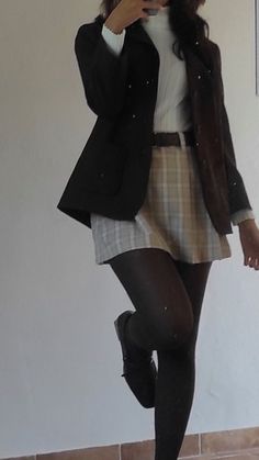 Early Twenties Outfits, Meg Inspired Outfits, Winter Outfits Academia, Acadimea Outfit, Old Academia Aesthetic Outfit, Dark Academia Hourglass Outfit, Cute Grunge Fall Outfits, 90s Academia Outfits, Academic Validation Outfit