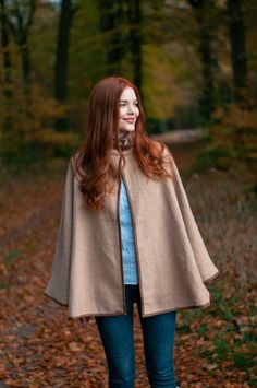 Autumnal outfit with camel cape Light Auburn Hair Color, Brown Auburn Hair, Light Auburn Hair, Red Hair Inspiration, Mary Higgins Clark, Red Hair Woman, Hot Hair Colors