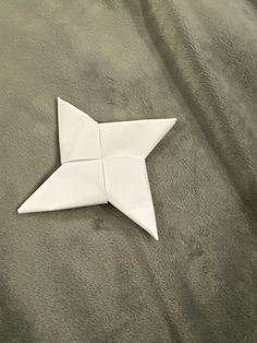 an origami star is laying on the floor with no one around it,