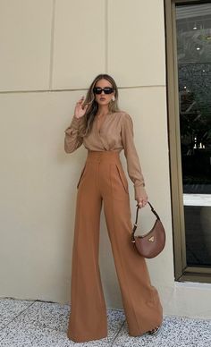 Outfit Nero, Outfit Minimalista, Wide Leg Trousers Outfit, 70s Women Fashion, Elegant Outfit Classy, Look Formal, Estilo Hippie, Statement Accessories, Brown Outfit