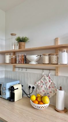 the kitchen counter is clean and ready for us to use it as a storage space