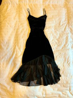 Sheer Dress Outfit Classy, Ruffle Formal Dress, Poster Dress, Velvet Ball Gown, Yoke Dress, Velvet Prom Dress, Prom Dresses Vintage, A Line Prom Dresses