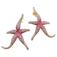 Charming sea star earrings in an alluring combination of pink sapphires and diamonds. Inspired by a marine theme , they capture the essence of the ocean and will add a touch of festive chic to your look. Crafted from luxurious 18 Karat rose gold, these earrings are paved with playful pink sapphires and brilliant-cut diamonds. The pink hues are perfectly accentuated by the brilliant sparkle, creating a beautiful contrast that draws the eye. Delicate and cheerful, this piece will be a compliment t Sea Inspired Jewelry, Stars Earrings, Sea Earrings, Sea Life Jewelry, Sea Stars, Ocean Inspired Jewelry, Stella Marina, Marine Theme, Jewelry Accessories Ideas