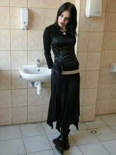 80s Goth Fashion, Gothic Long Dress, 90s Goth Outfits, Goth Outfits Casual, 90s Goth Fashion, Female Grunge, Woodland Faerie, Emily Strange, Goth Outfit Inspo