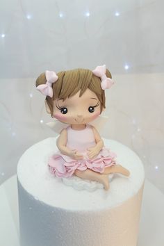 Tortenaufsatz mit Feenfigur in Babyrosa aus Fondant oder Kaltporzellan. Tortenaufsatz zum Geburtstag. Zum Dekorieren von Feenfiguren für Geburtstags- und Partytorten.  Material zur Auswahl: Fondant oder Kaltporzellan Größe: Höhe: 10 cm. Position: Sitzend *Wenn Sie andere Größen und Farben benötigen, senden Sie uns eine Nachricht. Gewicht bis zu 290 g. Kuchendekorationen werden aus hochwertiger essbarer Modellierpaste (CMC) hergestellt, um die Lebensmittelfarbe zu stabilisieren. Sie enthalten auß Baby Pink Cake, Fairy Cake Topper, Pink Cake Toppers, Topper Fondant, Girls Cake, Fairy Girls, Fondant Cake Topper, Fairy Cake, Clay Figurines