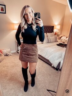 Khaki Suede Skirt Outfit, Red Suede Skirt Outfit, Women’s Preppy Outfit, Curvy Bottom Outfits, Fall Skirt Ideas Outfit, Tan Skirt Winter Outfit, Tan Skirt Fall Outfit, Womens Winter Skirt Outfits