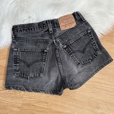 Short Levi's 501 noir délavé vintage/taille / 25,5 pouces, hauteur de 10,75 pouces, entrejambe de 1,75 pouces, haut des hanches de 32,5 pouces, bas des hanches de 37 pouces, ouverture des jambes de 21 pouces. Convient à une taille XS/24/25 Prenez vos mesures et posez-moi des questions. Elles épousent vos fesses ! Leur tenue et leur décoloration sont incroyables, ce qui ajoute beaucoup de caractère ! Légère usure sur les boutonnières. L'ourlet peut être arrondi si vous préférez. Prix ferme Nous e Black Levi Shorts, Jean Levis, Levis Jean, Black Levi Jeans, Vintage 501, Levi Jean Shorts, Black Levis, Levi's 501, Levi Shorts