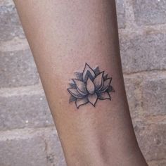 a small tattoo on the leg of a woman