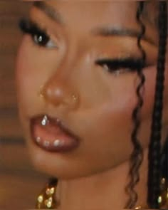 90s Makeup Looks Black Women, Glossy Lip Combo, Lip Combo For Brown Skin, Blk Vintage, Glam Eyeliner, Sharp Eyeliner, Eyeliner Aesthetic, Braids Inspiration, Makeup Flawless