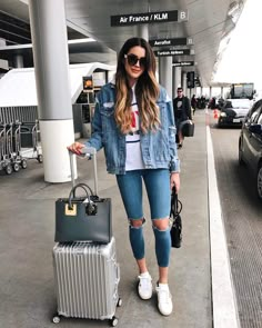 4,795 curtidas, 71 comentários - Brittany Xavier (@thriftsandthreads) no Instagram: “Off to Paris! (most of my luggage not pictured ) ✈️” Comfy Airport Outfit, Sweatpants Outfit Ideas, Airplane Outfits, Skandinavian Fashion, Double Denim, Inspired Outfits, 인물 사진, Airport Style, Airport Outfit