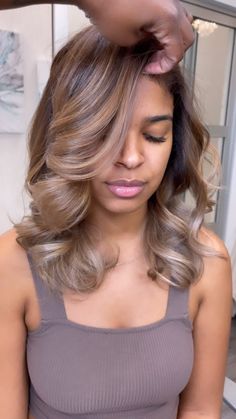 Honey Blonde Highlights On Black Women Natural Hair, Bayalage Black Women, Curly Hair Color Ideas For Black Women, Balayage For Black Women, Balayage Hair On Black Women, Highlights Brown Hair Black Women, Blonde Hair Color Ideas Black Women, Balayage On Black Women, Bob With Highlights Black Women