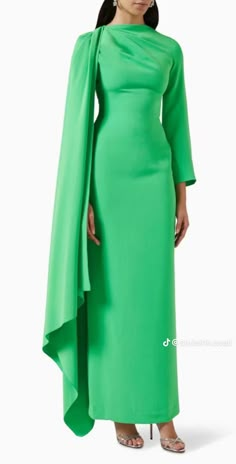 Luxury Silk Evening Dress With Cape Sleeves, Chic Luxury Long Sleeve Dress With Draped Sleeves, Luxury Chic Long Sleeve Dress With Draped Sleeves, Luxury Silk Dresses With Cape Sleeves, Modest Red Carpet, Modest Red Carpet Dresses, Luxury Midi Dress With Draped Cape Sleeves, Princesa Anne, Fashion Dresses Formal