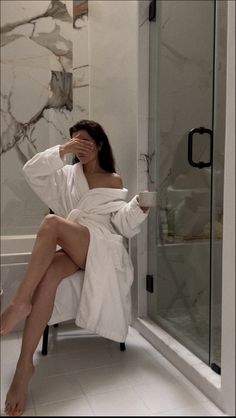 #selfcare #aesthetic #bathrobe #aestheticphotos Silk Robe Outfit, Lounge Aesthetic, Gown Aesthetic, Nightwear Fashion, Selfcare Aesthetic, Aesthetic Bath, London Living, Beautiful Photoshoot Ideas, Beach Fits