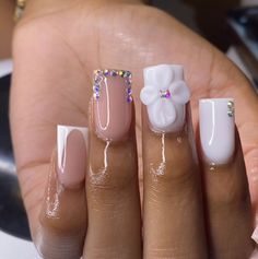 There's a new beauty trend taking over Instagram and it's absolutely stunning. Say hello to "quartz nails". French Tip Short Nail Ideas, Bride Nails Wedding, Quartz Nails, Hard Nails, Quartz Nail, Glamour Nails