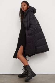 Long Puffer Coat Outfit, Long Puffer Jacket Outfit, Long Black Puffer Coat, Puffer Coat Outfit, Puffer Outfit, Long Winter Jacket, Puffer Jacket Outfit, Black Winter Jacket, Light Denim Jacket