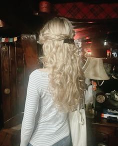 alice in wonderland aesthetic | alice kingsleigh Jairzinho, Winter Hairstyles, Loose Waves, Hairstyles For School, Instagram Foto, Trendy Hairstyles, Wavy Hair