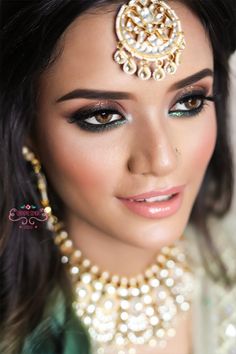 Makeup by Chandni Singh Green Makeup Looks Indian, Mehendi Makeup Looks, Shimmer Eyeshadow Looks, Green Indian Wedding, Band Baaja Baarat, Mehendi Makeup, Wedding Make Up Inspiration, 2024 Makeup, Indian Makeup Looks