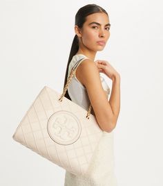 Tory Burch Soft Fleming, Tote Outfit, Designer Tote Bags, Womens Designer Handbags, Designer Totes, Tory Burch Bag, Wallet Chain, Leather Wraps, Tote Bag Design