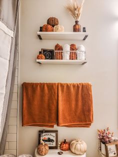 Fall bathroom decor, bathroom styling, fall home, bathroom shelf decor, fall styling, fall home decor, autumn bathroom, fall decor ideas Fall Apartment Decor, Fall Bathroom Decor, Halloween Decor Diy, Fall Bathroom, Fall Room Decor, Fall Bedroom Decor, Decor Ideas Bedroom, Easy Fall Decor