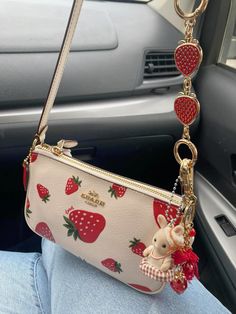 Coach strawberry 🍓 bag whith ternurin. Coach Strawberry Bag, Bags Photoshoot Ideas, Coach Strawberry, Tas Coach, Strawberry Bag, Inside My Bag, Luxury Bags Collection, Handbag Essentials