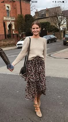 Adorable spring outfit! Sweater/Midi Printed Skirt/ Booties Floral Midi Skirt Outfit, Tiered Skirt Outfit, Skirt Booties, Floral Skirt Outfits, Maxi Skirt Fall, Skirt Outfit Fall, Rok Outfit, Millie Mackintosh, Skirt Outfits Fall