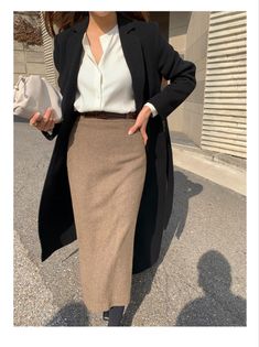 Woollen Skirts Outfit, Blazer And Skirt Outfits, Modest Classy Outfits, Prue Halliwell, Vintage Fashion 1950s, Business Casual Outfits For Work, Blazer And Skirt, Style Inspiration Winter, Stylish Work Outfits