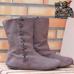 Ren Faire Roleplay Boots - Step Into History with Authentic Style 👢 Elevate your Renaissance Faire or cosplay experience with our Ren Faire Roleplay Boots. Designed for LARP enthusiasts, medieval reenactors, and pirate costume lovers, these boots blend historical authenticity with modern comfort. Crafted from premium faux leather, they're a versatile addition to any historical or fantasy wardrobe. ⚔️ Key Features & Benefits 🌟 Authentic Medieval Design: These boots capture the essence of Renaissance fashion with their detailed craftsmanship. Whether you're dressing as a Viking warrior, a pirate captain, or a medieval knight, these boots complete your look perfectly. 🏰 Faux Leather Excellence: Made from high-quality faux leather, these boots are lightweight, durable, and cruelty-free. The Boots Pirate, Medieval Boots, Pirate Boots, Medieval Design, Pirate Theme Party, Pirate Captain, Cosplay Boots, Roleplay Characters, Costume Shoes