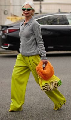 Color Outfit Combinations, Artist Outfit Style, Color Combinations For Clothes, Moda Paris, Advanced Style, Street Style Trends, Street Style Paris, Green Pants, Fashion Week Street Style