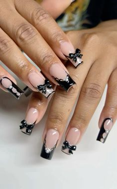 Black Aesthetic Acrylic Nails, Short Nail Goth Designs, Black And White Nails Acrylic Short, Medium Black Nail Designs, Short Medium Square Nails, Black Chic Nails, Black Swirl Nail Design, Short Black French Tip Nails With Design, Almond Black Nails Design