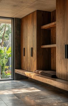 Mudroom Interior Design, Dressing Entree, Mudroom Modern, Hall Decor Ideas, Mudroom Designs, Modern Mudroom, Mudroom Entry, Floating Bench, Foyer Storage