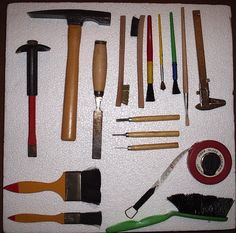 there are many different types of tools on the table