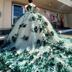 Item Details ： Product Number : SH822 Fabric: Tulle Silhouette: A Line Sleeves：Sleeveless Emerald Green Quinceanera Dresses, Quinceanera Dresses Green, Sweet 16 Party Dress, Gown Sleeves, Vestido Charro, Green Quinceanera Dresses, Green Ball Gown, Quinceanera Themes Dresses, Quinceñera Dresses