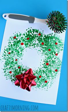 Oh so CLEVER Christmas Wreath Painting - This is such a fun out-of-the-box way to paint a Christmas wreath that produces a beautiful Christmas Craft or Kids! Great for toddler, preschool, kindergarten, 1st grade, and more. Crafty Morning, Christmas Wreath Craft, December Crafts, Christmas Crafts For Toddlers, Preschool Christmas Crafts, Christmas Kindergarten, Christmas Arts And Crafts, Diy Holiday Gifts, Christmas School