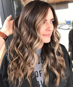 30 Hottest Trends for Brown Hair with Highlights to Nail in 2022 Scarlet Hair, Diy Highlights, Cute Bob Hairstyles, Highlights Ideas, Hair With Highlights, Wavy Lob, Dark Hair With Highlights, Highlights Hair