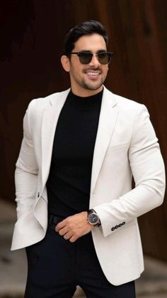 Black formal pants with casual black tshirt, white blazer and shades. Dandy. Blazer With T Shirt Men, White Blazer Outfit Men, White Blazer Men, Formal Dress White, Blazers For Men Casual, Stylish Mens Suits, Blazer Outfits Men, Blazer Outfits Casual, Black Men Fashion Casual