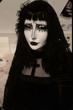 Trad Goth Pfp, Profile Picture Discord, Goth Makeup Looks, Goth Pfp, Traditional Goth, Profile Dark, Witty Sayings