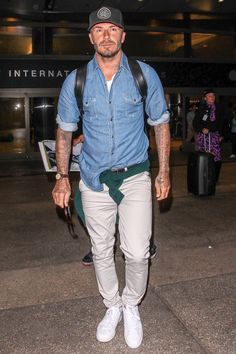 Celebrity Airport Style, White Sneakers Men, Men With Street Style, Mens Fashion Casual Outfits, Men Street, David Beckham, 가을 패션