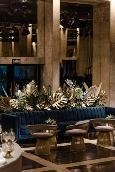 Sofá azul e folhas tingidas Black And Gold Event, Pyramid Wedding, Tropical Christmas Decorations, Nye Party Decorations, Event Lounge, Take Me To The Moon, Green Gold Weddings, Tropical Centerpieces, Tropical Luxury