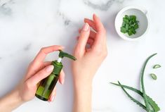 There are several moisturizing home remedies to soothe dry and rough hands. Also follow these self-care and preventive tips. Aloe Vera Skin, Acne Cleanser, Aloe Vera For Skin, Dry Skin Remedies, Remove Blackheads