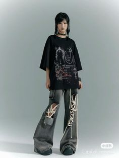 Get inspired by grunge aesthetic outfits: distressed jeans, flannel layers, graphic tees, and Doc Martens. Embrace the alternative vibe and make it your own. 🖤 #GrungeVibes #90sFashion #grungefashion Pop Punk, Type Of Pants, Denim Trousers, Y2k Streetwear, Grunge Aesthetic, Stage Outfits, Doc Martens, Wide Leg Denim