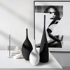 This minimalist handcrafted ceramic vase is an artful mixture of Zen and minimalism. With its elegant interplay of black and white, this vase is the perfect addition to your premium living space. A timeless piece that will be enjoyed for years to come. Flower Vase Gift, Black And White Vase, Minimalist Vase, Nordic Vase, Minimalist Dekor, Hiasan Bilik Tidur, Vase Handmade, Handmade Ceramics Vase, White Ceramic Vases