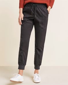 These modern twill organic cotton chino pants are cast in our tried-and-true salt-washed organic cotton, with a ready-for-anything jogger silhouette and flatters-all detailing. Salt-washed, Relaxed fit. Pull-on style, Classic rise. Elastic waist with drawcord. Front slash pockets with topstitching, Back welt pockets with topstitching. Princess seams in front. Back yoke, Rib-knit detail at the cuffs, Ankle length; jogger leg, 28 inch inseam. Organic cotton/spandex, Cotton/spandex ribbed trim. Wom Cotton Joggers Women Outfit, Gray Joggers Outfit, Joggers Outfit Women, Chino Joggers, Thrift Inspo, Salt Wash, Sporty Pants, Linen Joggers, Joggers Outfit