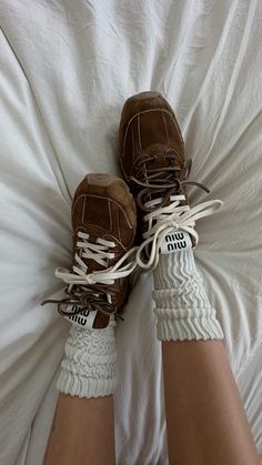 New Balance 530 Brown, Cool Shoes Aesthetic, Designer Brown Miu Miu Bag, Beige Shoes Outfit, Cute Shoes Sneakers