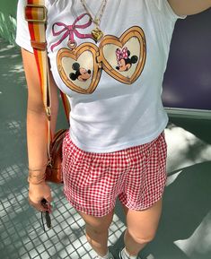 recent disney moments + fits I love 🫶🏼✨🐭 summer outfit, pinterest style, pinterest aesthetic, summer fashion, casual summer outfit #pinterestaesthetic #pinterestgirl #outfitinspo #summerstyle #summerfashion #summeroutfit #pinterestinspo Cute Pinterest Outfits, What To Wear To A Theme Park, Outfit Para Disney, California Trip Outfits