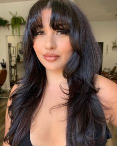 Jet Black Hair With Bangs, 2022 Bangs, Cute Pixie Haircut, Sleek Pixie, Bangs Layers, Latina Hair, Hair Color Streaks, Best Haircuts